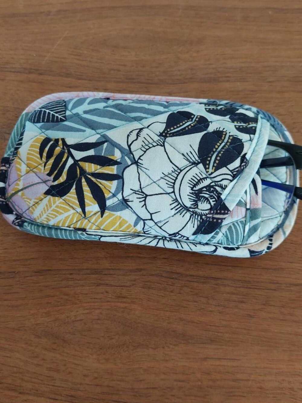 vera bradley Quilted eyeglass case with floral design #eyewear #glassescase palm